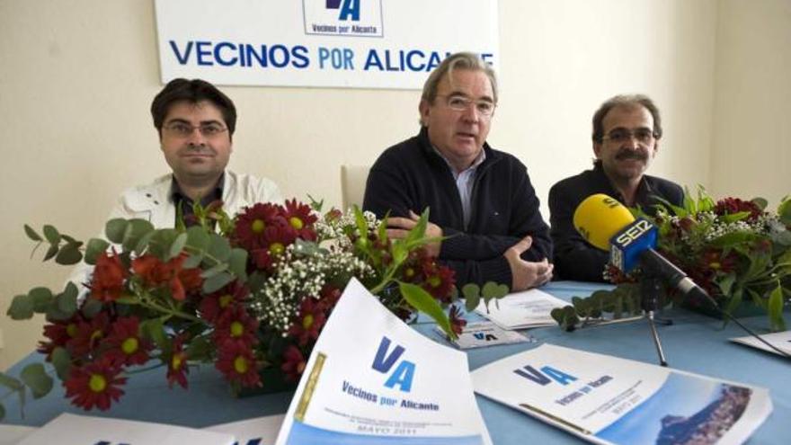 José Luis Valdés, en el centro, durante la presentación del programa de Vecinos por Alicante.