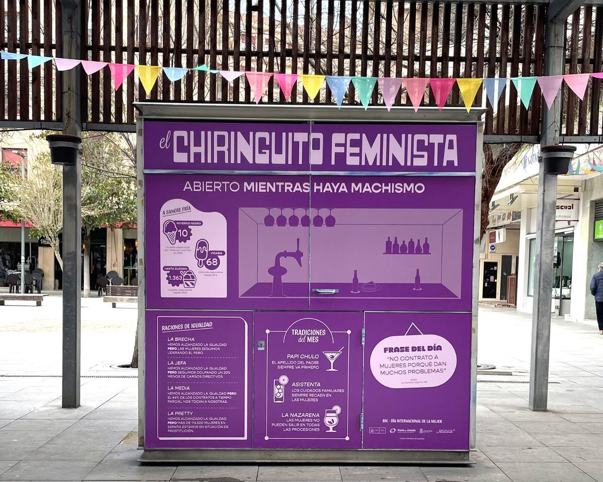 Chiringuito feminista en la plaza de Castilla y León.