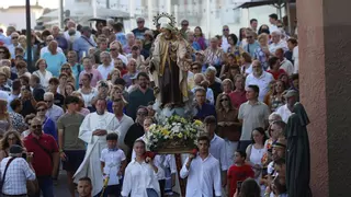 La Virgen del Carmen calma la mar picada en Luanco