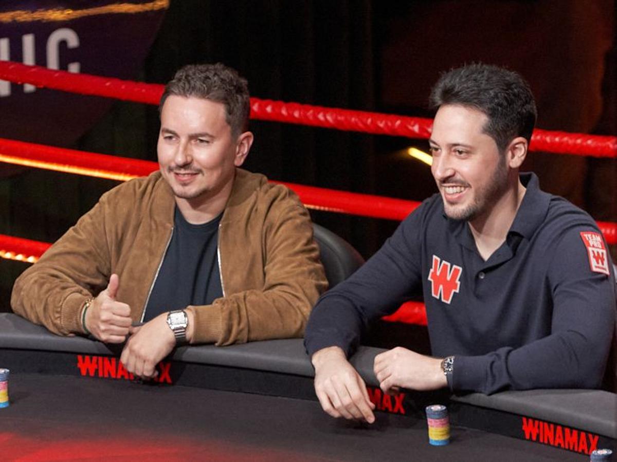 Jorge Lorenzo, a la izquierda, junto a Adrián Mateos, sentado a su derecha, durante el evento de la Timba de Winamax