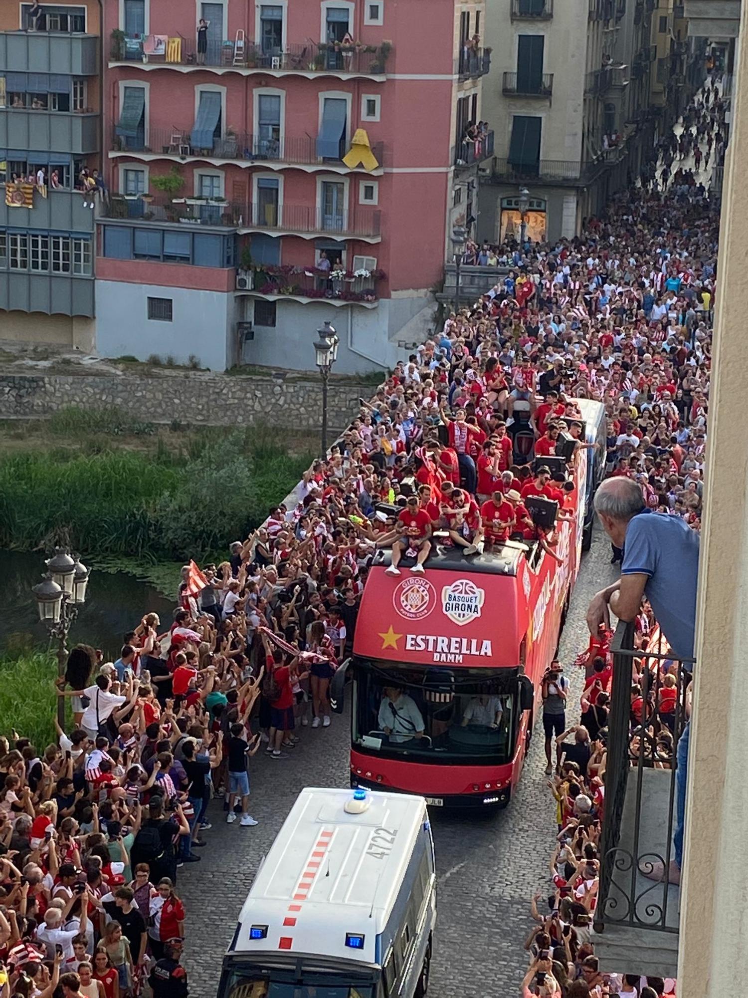 Les millors imatges de la rua de celebració del Girona i el Bàsquet Girona