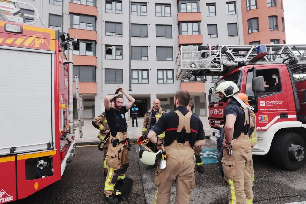 Suceso en Oviedo: Los Bomberos salvan a un hombre en un incendio en La Florida