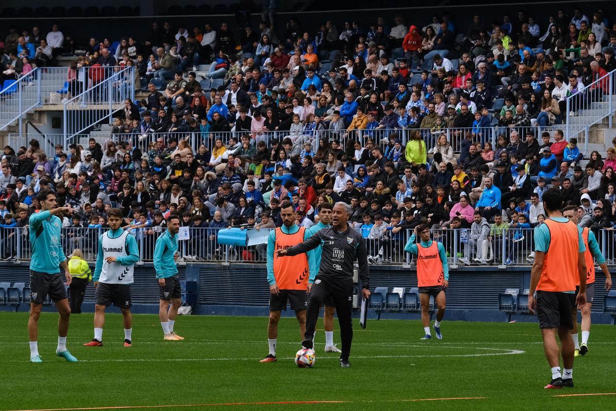 Baño de masas en el entrenamiento del Málaga CF