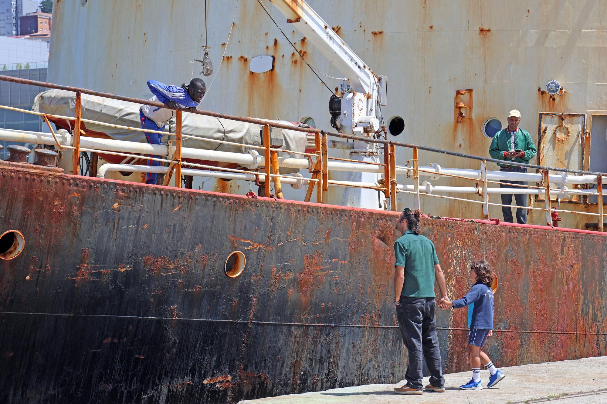 Chatarra a flote: el estado lamentable del arrastrero de Belice amarrado en Vigo