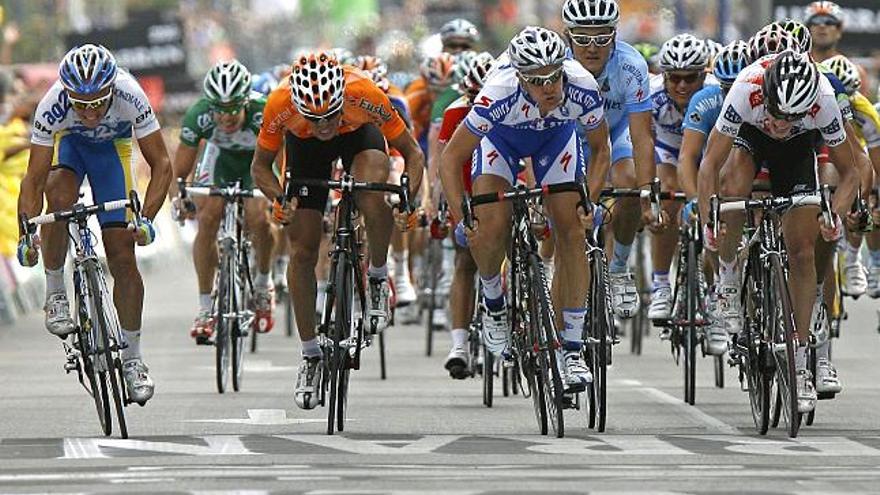 El corredor belga del equipo Quick Step, Wouter Weylandt (2d), se impone en línea de meta de la decimoséptima etapa de la Vuelta ´08 disputada entre las localidades de Zamora y Valladolid, con 148 kilómetros de recorrido.