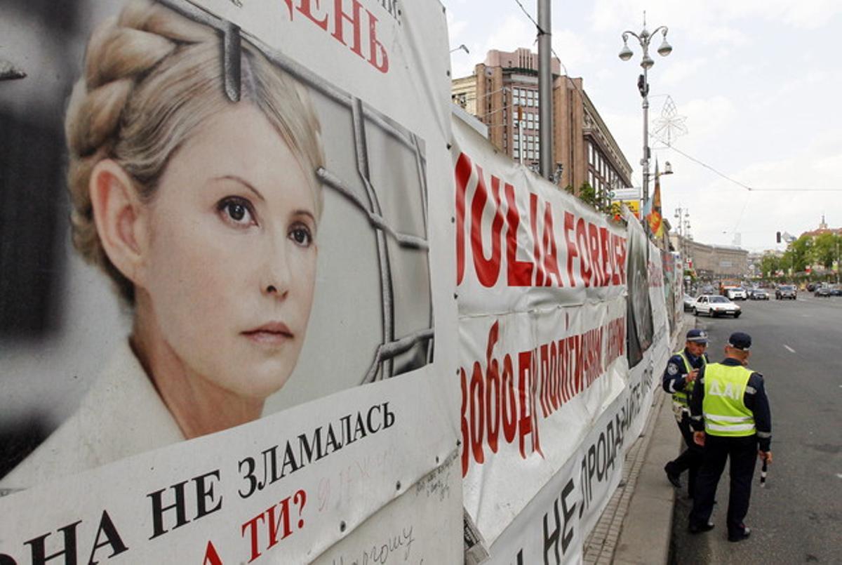 Imatge dels cartells de suport a la causa de la líder opositora i exprimera ministra ucraïnesa empresonada Iúlia Timoixenko.