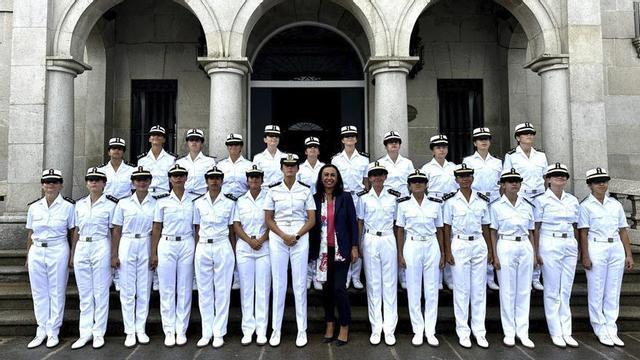 La alcaldesa, María Ramallo, con el grupo de nuevas alumnas.