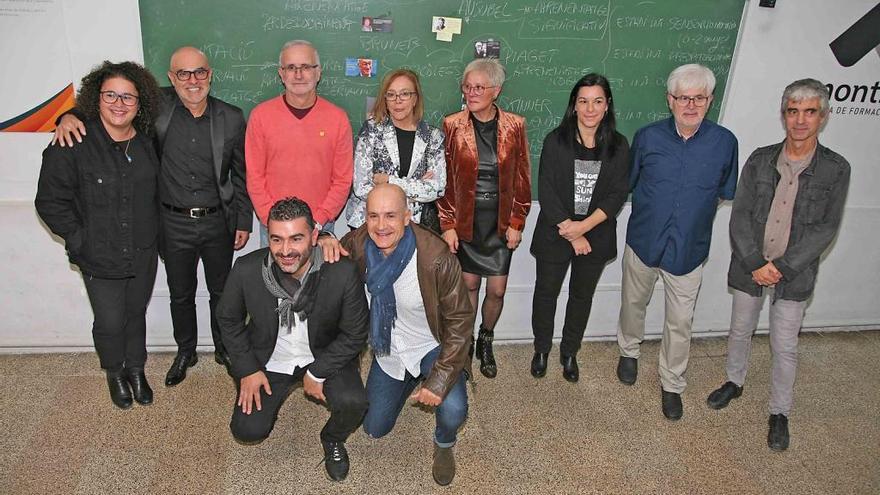 Grup d&#039;exalumnes i familiars dels fundadors homenatjats