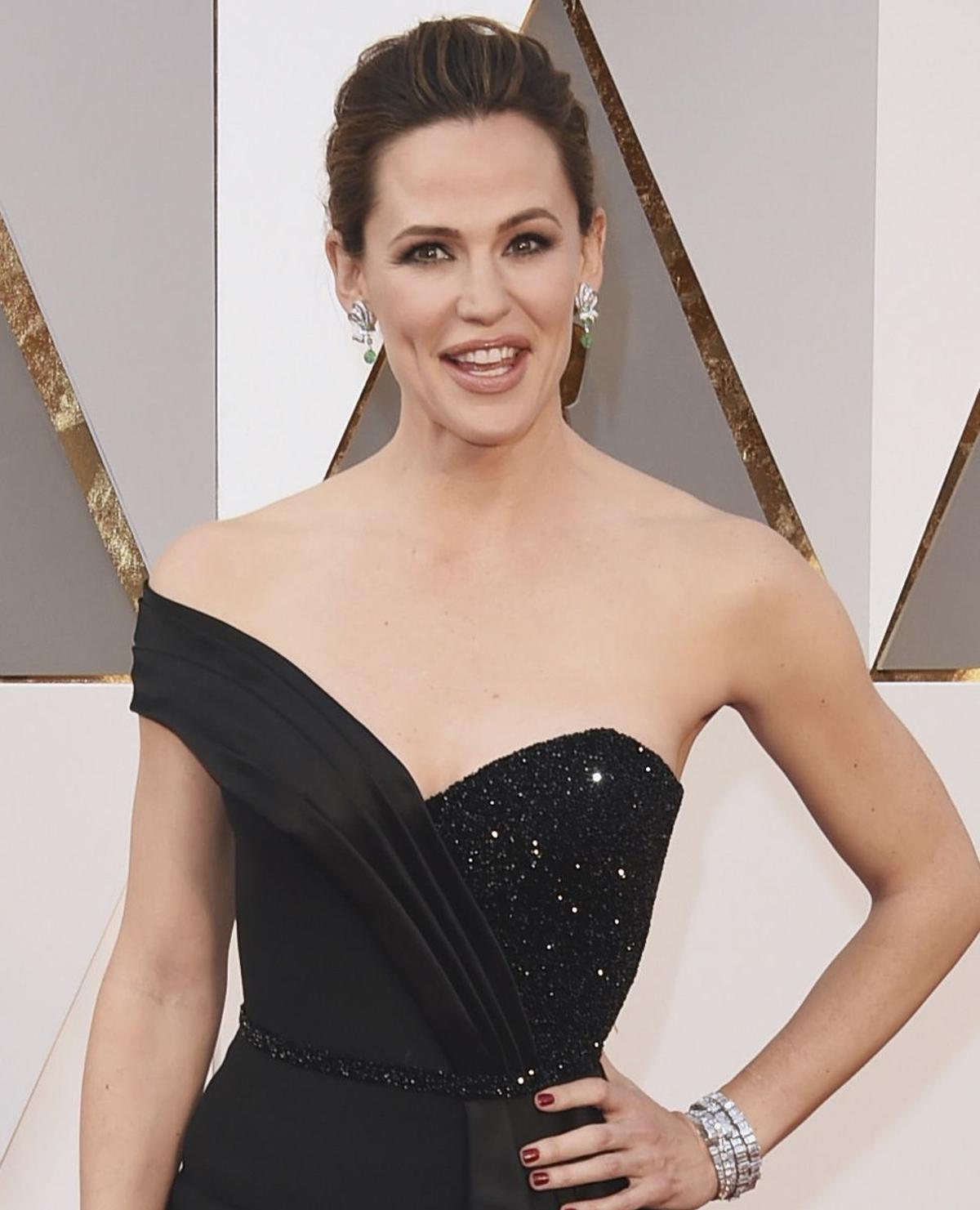 Jennifer Garner, escote asimétrico en los Oscar 2016