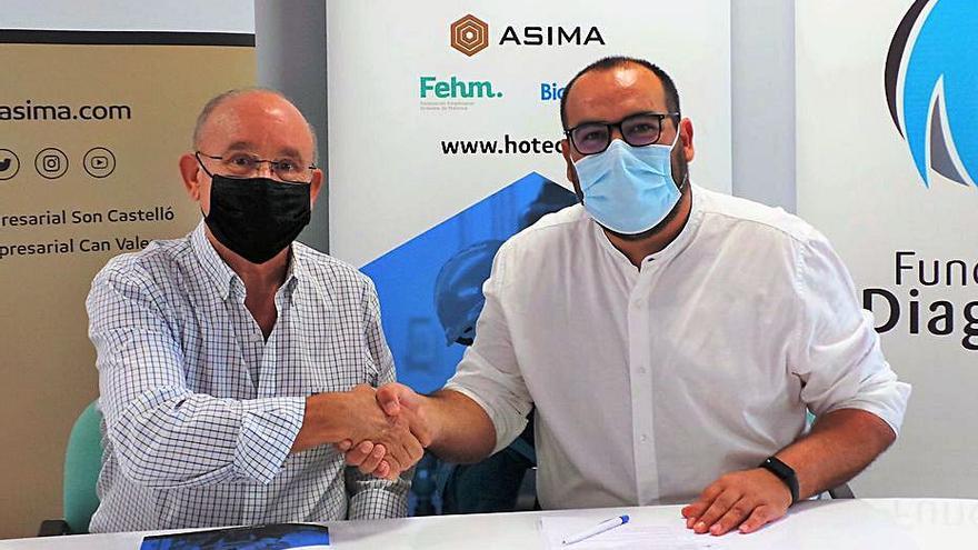 Francisco Martorell y Miguel A. Pereiro firman ayer el acuerdo.