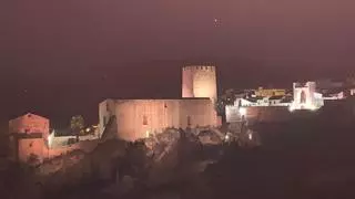 Así luce el Castillo de Buñol cuando cae la noche