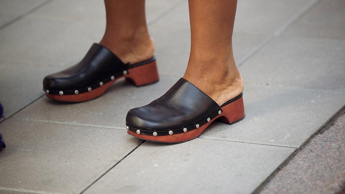 Alerta de zapatos ugly: zuecos de madera y con estampados extravagantes que no pararás de ver este verano