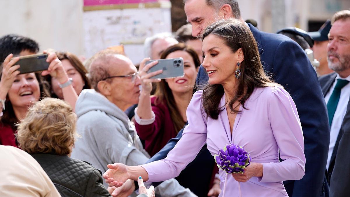 La reina Letizia estrena vestido lila (y marca española) en Cádiz: ¡flechazo con su look de invitada!