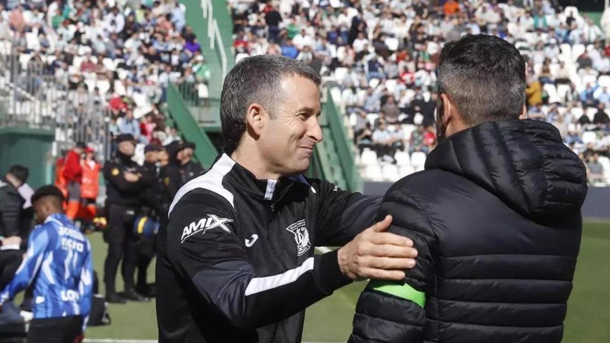 Igor Oca saluda a Iván Ania en la previa del Córdoba CF-Leganés en El Arcángel, en febrero.