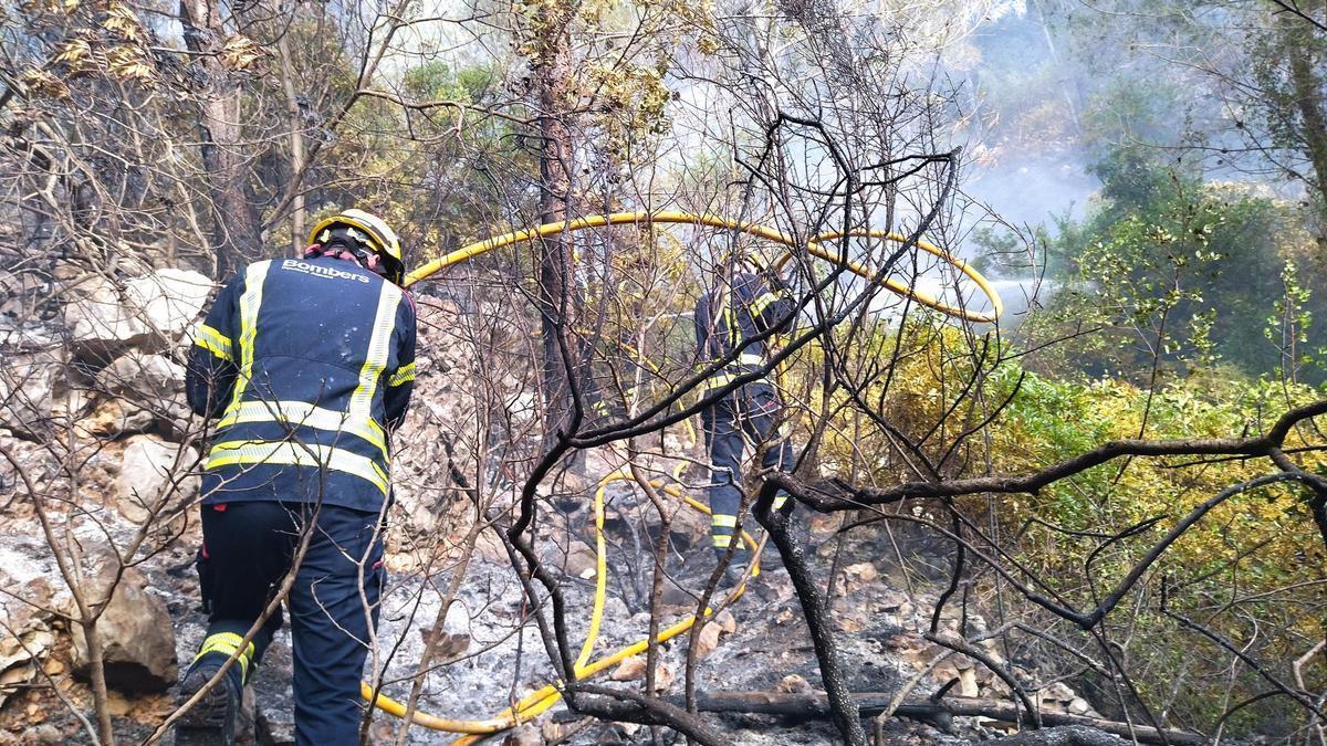 Imagen de archivo de los bomberos sofocando un incendio