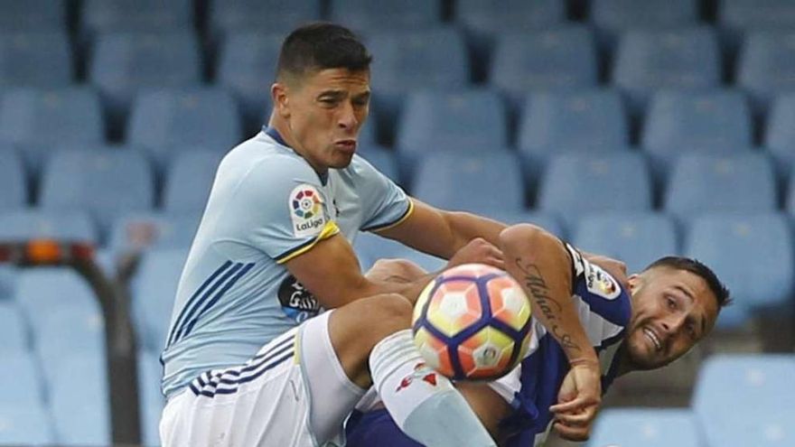 Roncaglia y Andone pugnan por el balón en el partido de ayer. // Ricardo Grobas