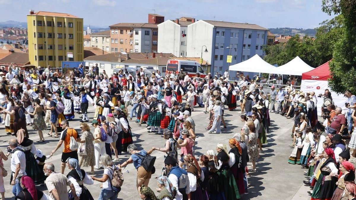 VÍDEO: Gran desfile por el Día de Asturias como colofón al Arcu Atlánticu de Gijón