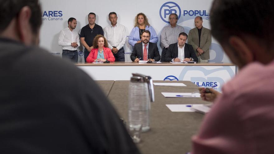 Asier Antona junto a los senadores del PP que representas a las islas en la Cámara Alta.