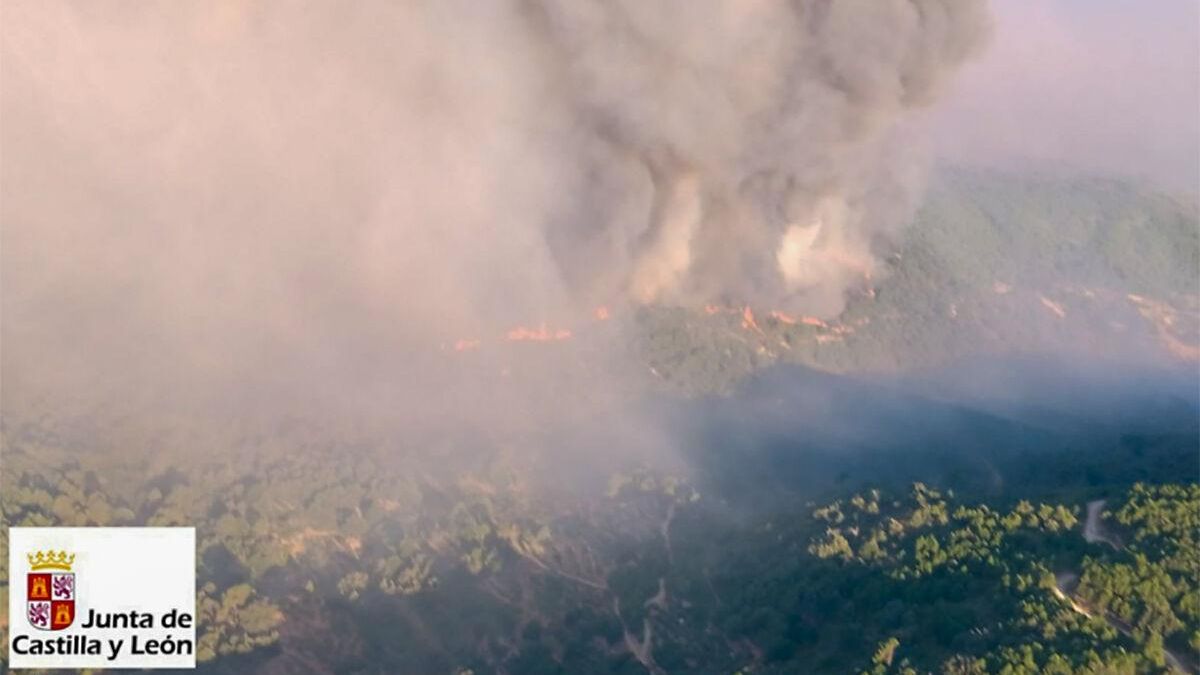 Una imagen del incendio que asola el sur de Ávila.