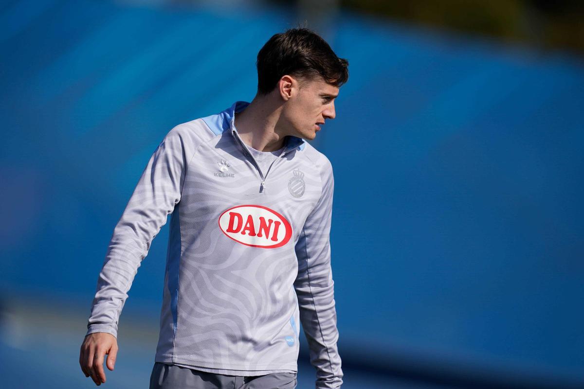 Pol Lozano, en un entrenamiento del Espanyol.