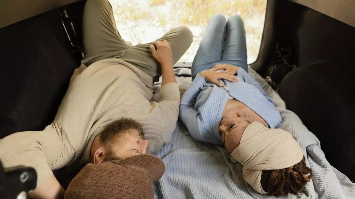 ¿Es legal dormir en el coche? Esto es lo que dice la DGT