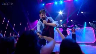 Fredrik Strand cantant «Sent en mi» a la primera semifinal d'Eufòria