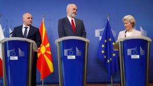 El primer ministro de Macedonia del Norte, Dimitar Kovacevski, el primer ministro de Albania, Edi Rama, y la presidenta de la Comisión Europea, Ursula von der Leyen, ofrecen una rueda de prensa conjunta en Bruselas.