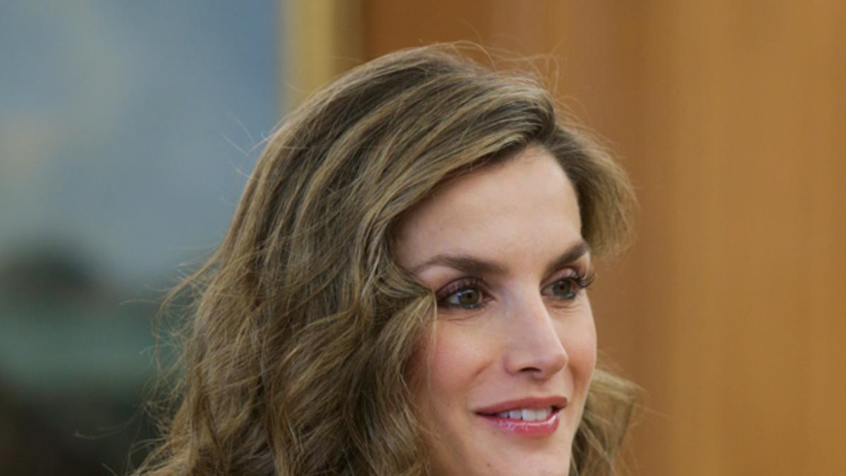 Letizia Ortiz con pantalón deportivo de Hugo Boss y blusa romántica