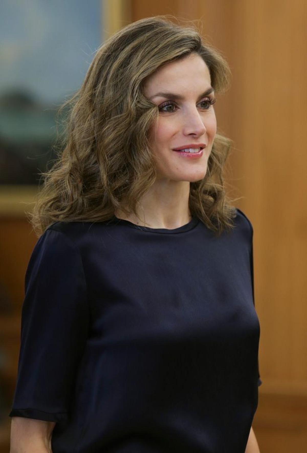 Letizia Ortiz con pantalón deportivo de Hugo Boss y blusa romántica