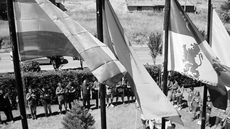 Un grupo de jóvenes sostiene las banderas en la mano.