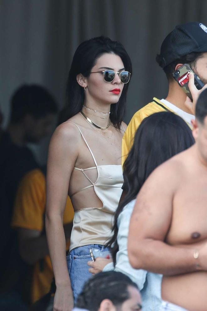 Kendall Jenner estilo braless