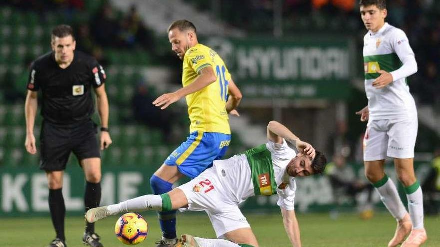 Arriba, Javi Castellano pugna por el balón en Elche; abajo, dos jugadores del Alcorcón en Lugo.