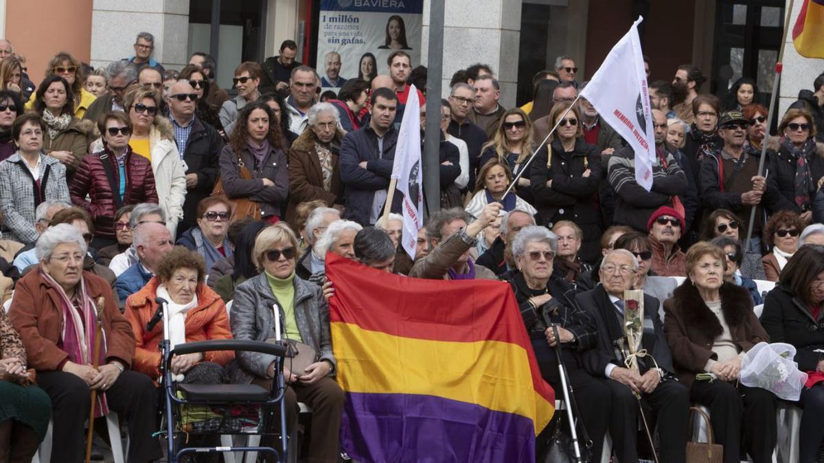 Familiares de víctimas en un acto de homenaje por el Bombardeo de la estación de Xàtiva. | PERALES IBORRA