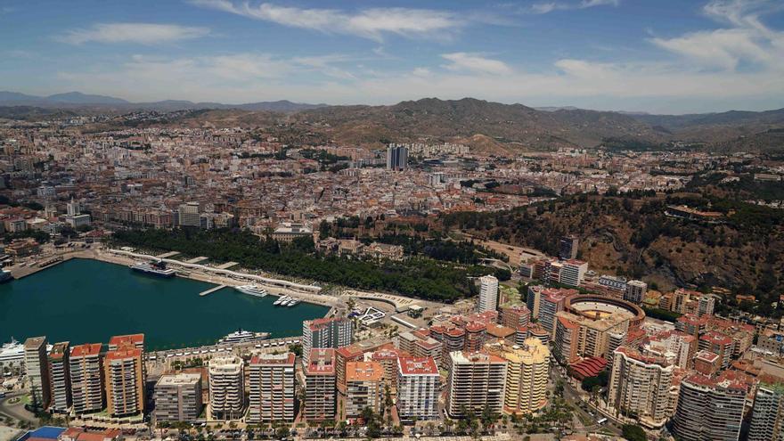 Vistas aéreas de Málaga capital y la Axarquía