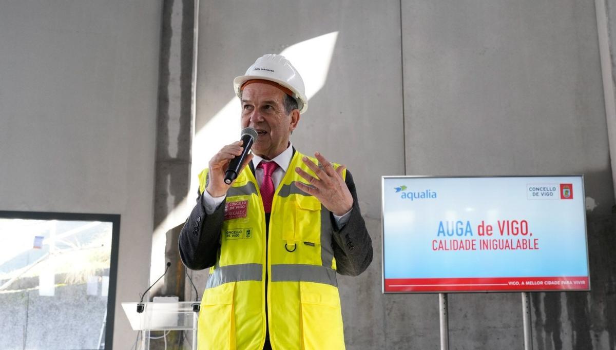 El alcalde de Vigo, Abel Caballero, durante su visita a las instalaciones de la nueva potabilizadora, donde estuvo acompañado por los concejales Mª José Caride, Elena Espinosa y Javier Pardo, además de representantes de Aqualia.