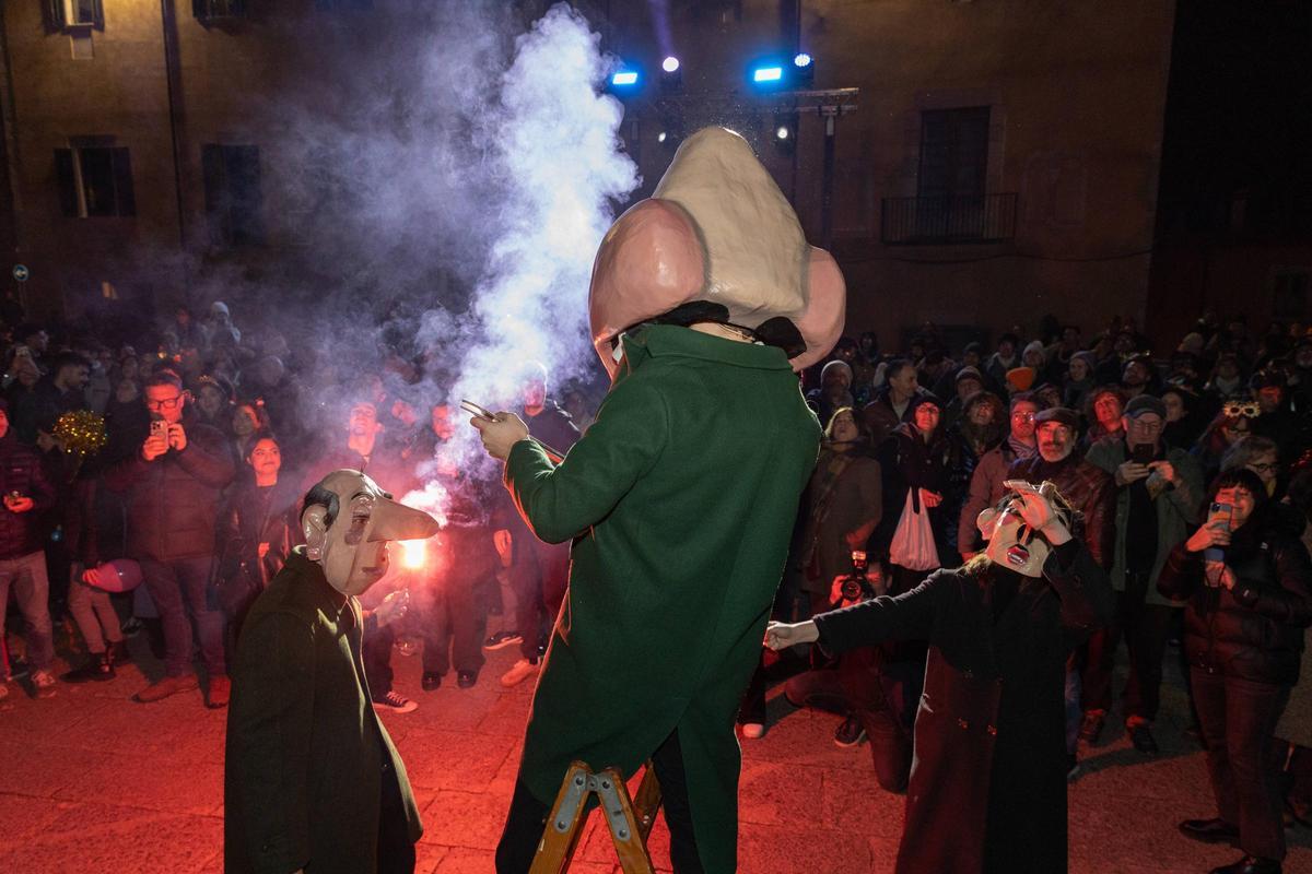 Les imatges de les campanades a la plaça de la Catedral