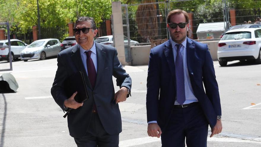 Los directivos del Levante UD, entrando a la reunión.