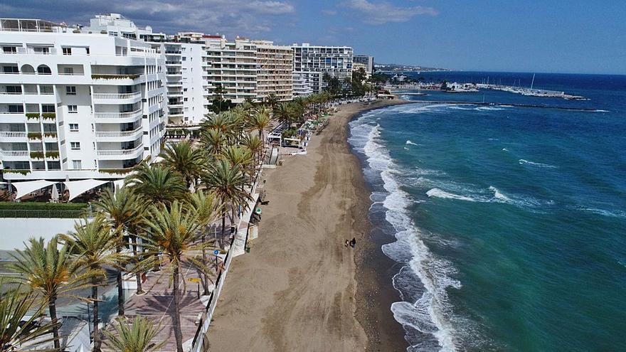 Un tramo de litoral que discurre por el centro urbano de Marbella.