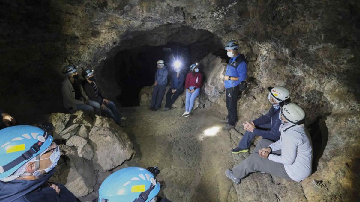 Un grupo de visitantes hacen un recorrido por la Cueva del Viento junto al biólogo y guía Francisco Mesa.  | | DELIA PADRÓN