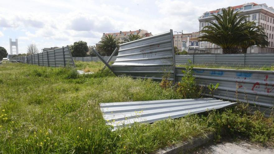 Vallas caídas de la finca de Defensa en A Maestranza.