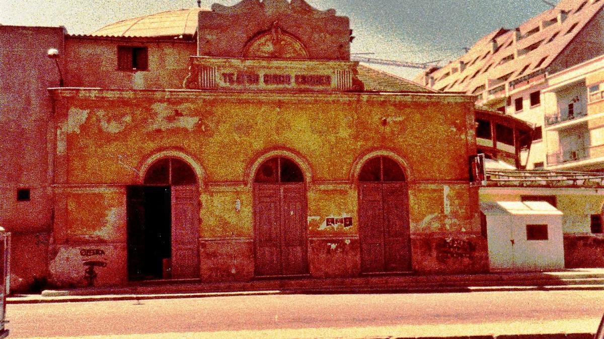 Explanada y edificio en 1983, antes de su rehabilitación, bajo el nombre de Teatro Circo Esquer. | INFORMACIÓN