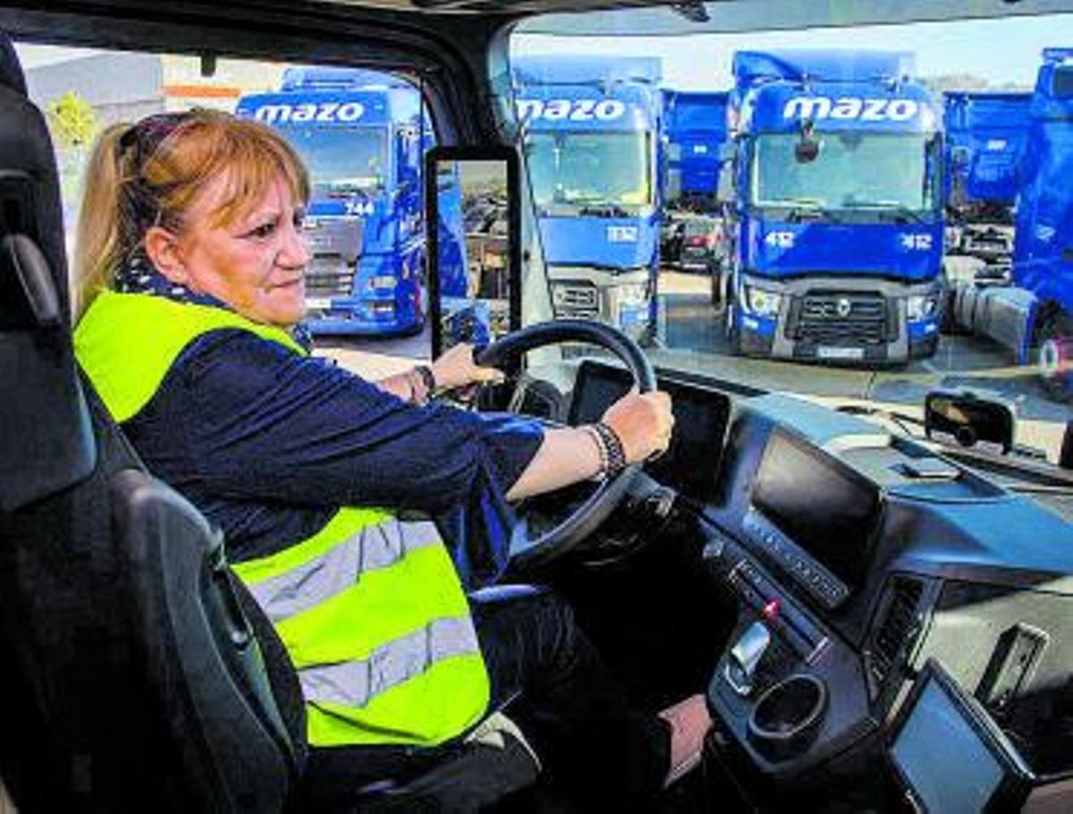 Ana Martínez es conductora de tráilers desde hace cuatro años. Ella y su marido son uno de los casi cien matrimonios que trabajan en Grupo Mazo | Foto: EMV