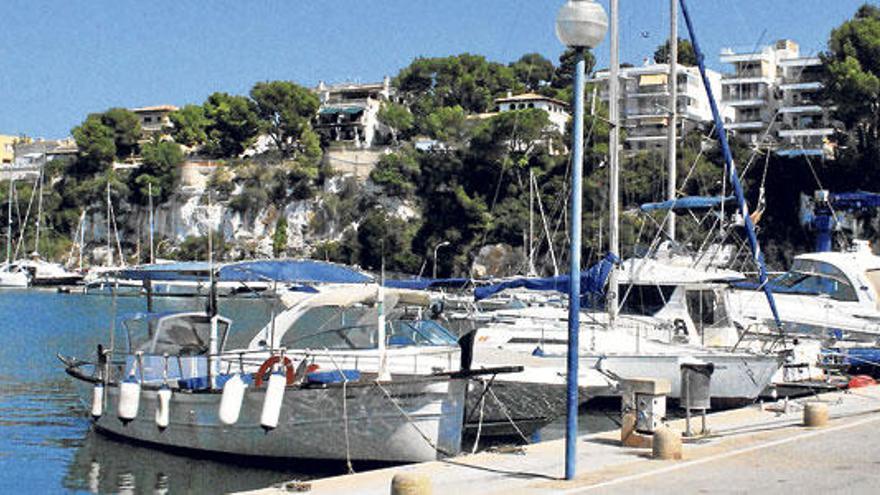 Sorprenden a cuatro jóvenes tras colarse en un catamarán amarrado en Porto Cristo para robar latas de cerveza y refrescos