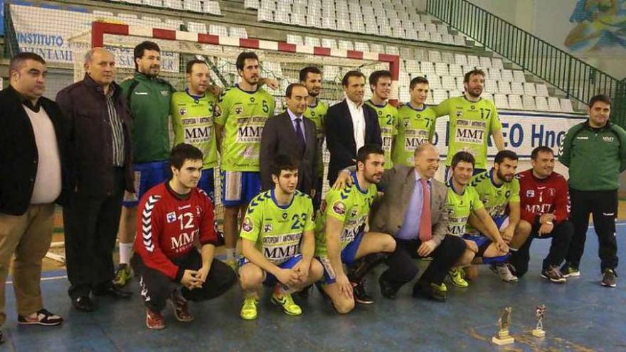 El MMT Seguros Zamora volvió a posar como equipo campeón en La Albericia, esta vez como vencedor del trofeo organizado por BM Sinfín.