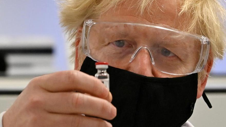 Una imagen de Boris Johnson con una vacuna de Oxford.