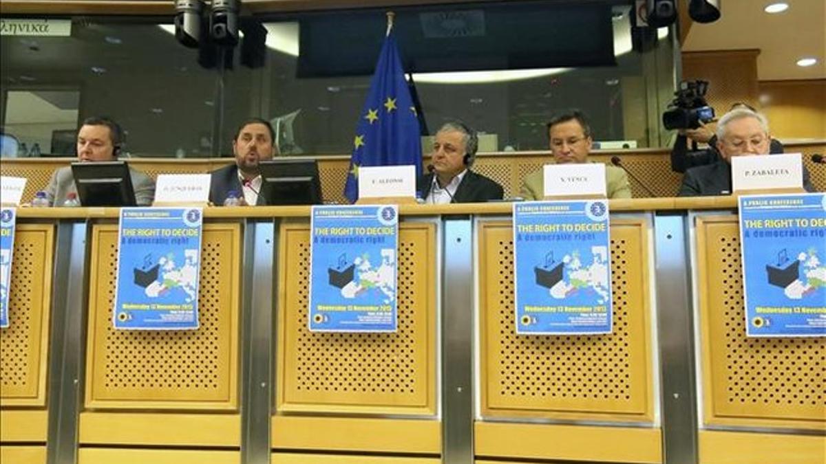 El presidente de ERC, Oriol Junqueras, este miércoles, 13 de noviembre, en una conferencia en el Parlamento Europeo. EFE / CLAUDIA MORÁN