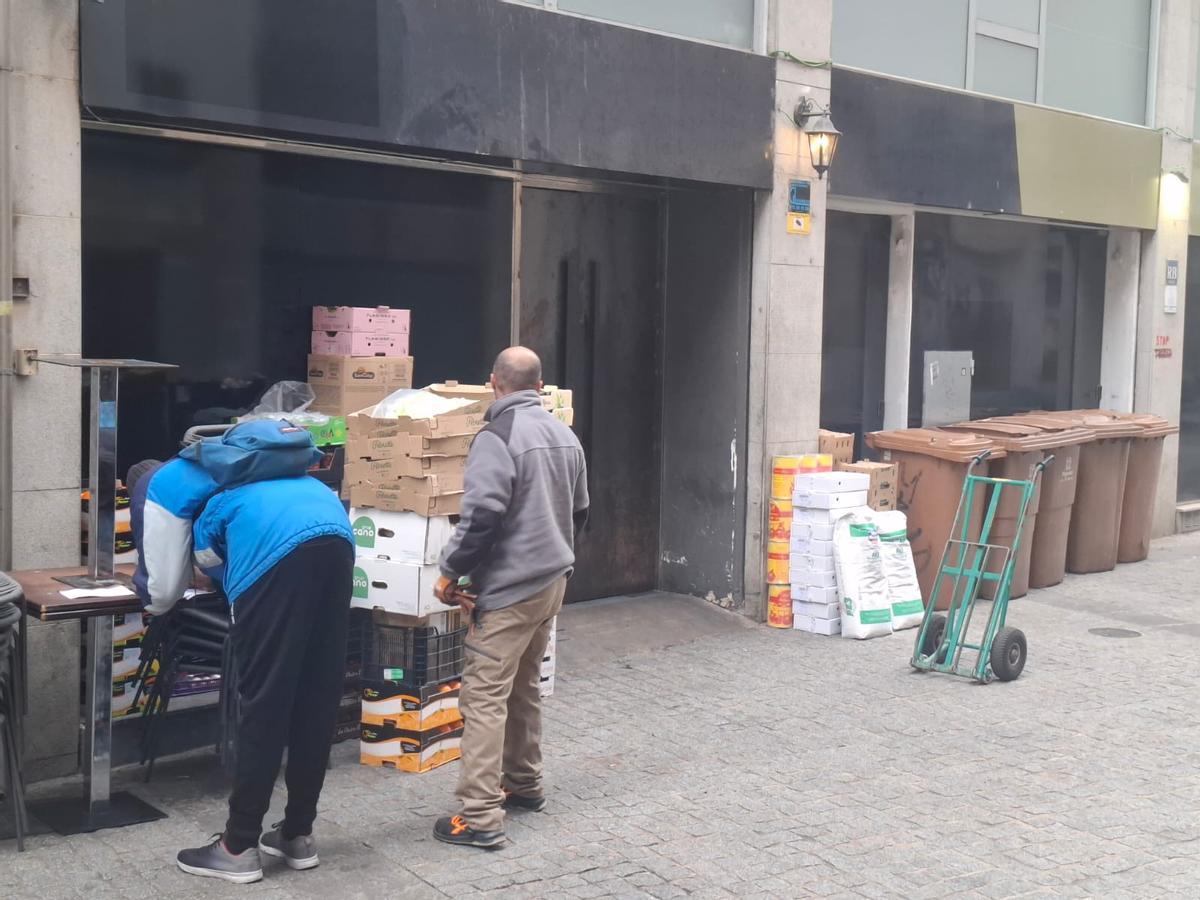 El magatzem del local, amb diferents mercaderies i productes a l’exterior.