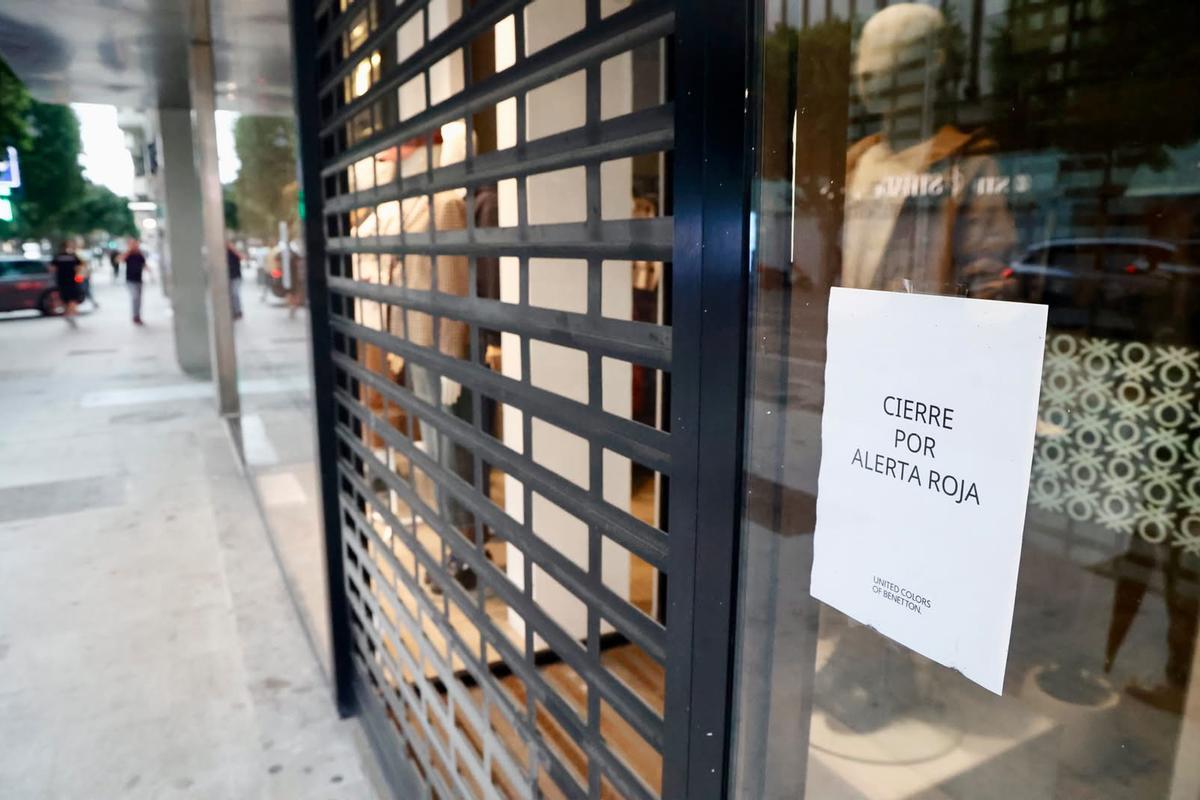 Tienda cerrada en València por la alerta roja