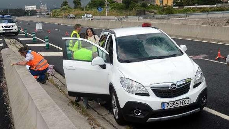 El vehículo que arrolló al peatón en la autovía de Marín.