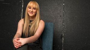 Camryn, telonera del grup One direction, interpreta en acústic el tema ’Mister’.